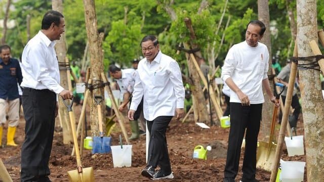 Mentan Amran Dampingi Presiden Gerakan Tanam Pohon Bersama Sebagai Menteri LHK Ad-Interim