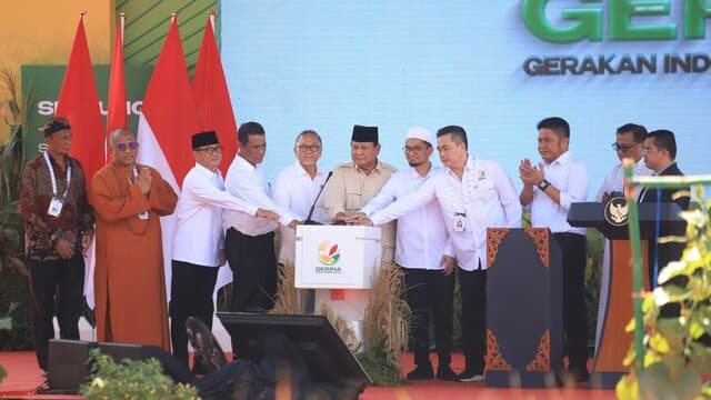 Didampingi Mentan Amran, Presiden Prabowo Bangga Melihat Lahan Rawa Jadi Sawah Produktif di Sumsel