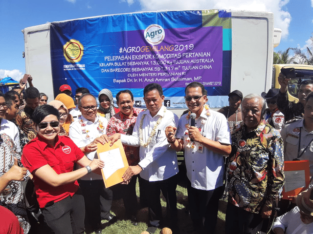 Di Pangandaran, Kementan Lepas Ekspor Kelapa ke Australia dan Salurkan Bantuan Petani