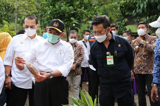 Mentan Bersama Menko PMK Mencicipi Penganan Porang di Madiun