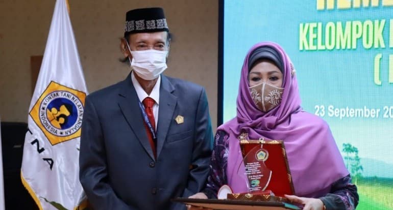 Penghargaan Lencana Adhi Bhakti Tani Nelayan Mahautama untuk (Alm). Ir. Winarno Tohir