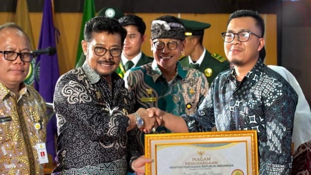 Mentan Berikan 33 Sertifikat Emas ke Champion Petani Milenial, Penyuluh Pertanian dan P4S