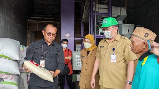 Dekatkan Produksi Beras ke Konsumen Saat Nataru, Pemprov Jawa Timur Pantau Penggilingan Padi dan Kunjungi Pasar Di Malang