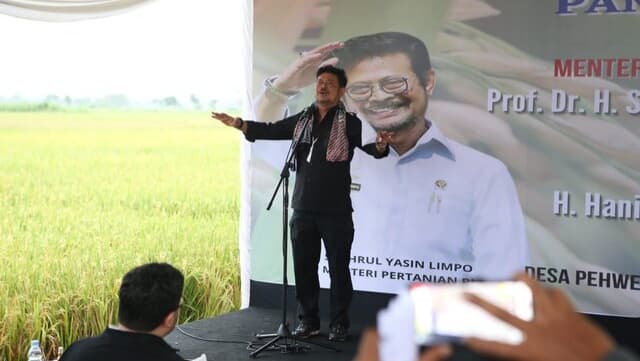 Diiringi Berkah Hujan, Mentan SYL dan Mas Bupati Kediri Panen Padi