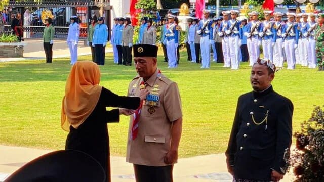 Anshar, Penggagas Biosaka Sabet Penghargaan Jer Basuki Mawa Beya dari Gubernur Jawa Timur