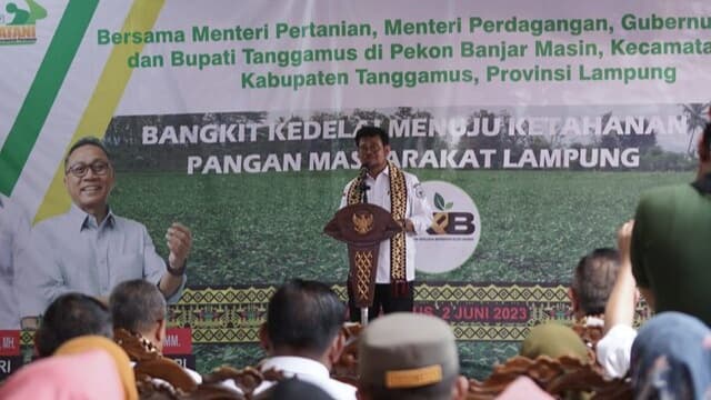 Kompak, Mentan SYL Tanam Kedelai di Tanggamus Bersama Gubernur dan Mendag