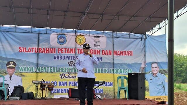 Genjot Produksi Nasional, Wamentan Tanam Jagung di Lamongan