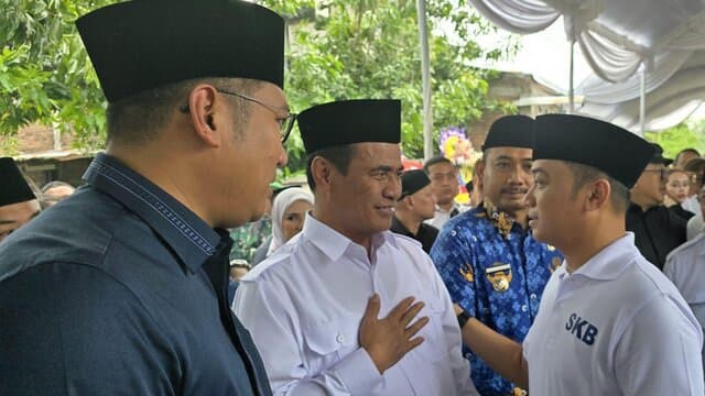 Mentan Amran dan Wamen Sudaryono Bersama Melayat Ayahanda  Mensesneg di Ngawi