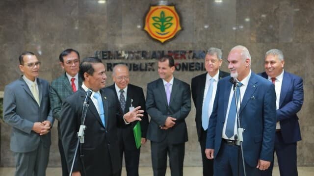 Penuh Persahabatan, Usai Bilateral Meeting, Mentan Amran Antar Mentan Palestina ke Tempat Inap