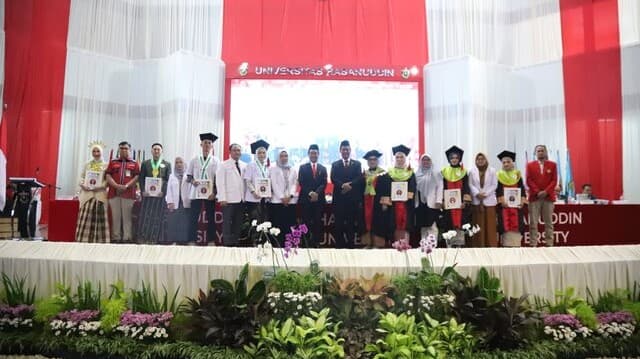 Mentan Amran di Wisuda Unhas: Kerja Keras, Mimpi Besar, dan Getarkan Dunia