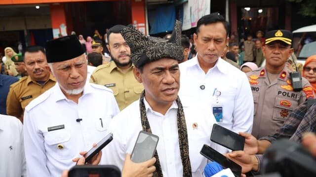 Tinjau Pasar Lubuk Buaya, Mentan Amran Pastikan Pemerintah Masifkan Beras SPHP untuk Jaga Harga