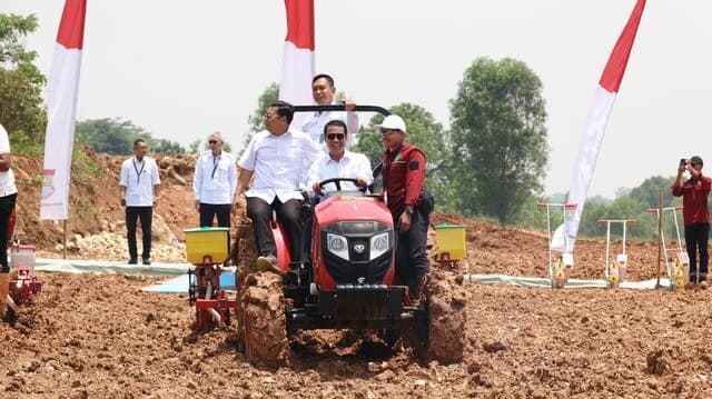 Mentan Amran Dampingi Wapres Gibran Tanam Jagung Serentak di Banten