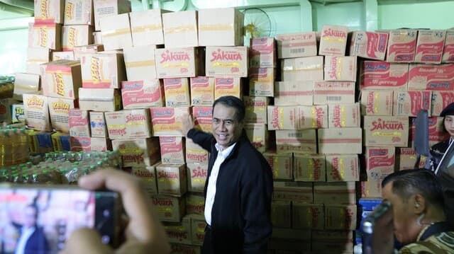 Mentan Amran Kirim Logistik Bantuan Bencana Satu Kapal Penuh ke Sumatra