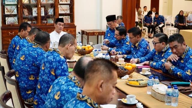 Pukul 6 Pagi, Mentan/Kepala Bapanas Amran Pimpin Rapat Penyaluran Bantuan Pangan untuk Bencana Aceh, Sumut, dan Sumbar