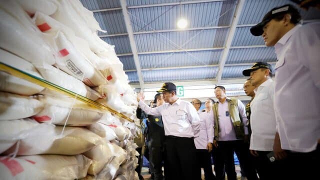 Sidak ke Tanjung Balai Karimun, Mentan Amran Bongkar 1.000 Ton Beras Ilegal: “Ini Pengkhianatan terhadap Petani”