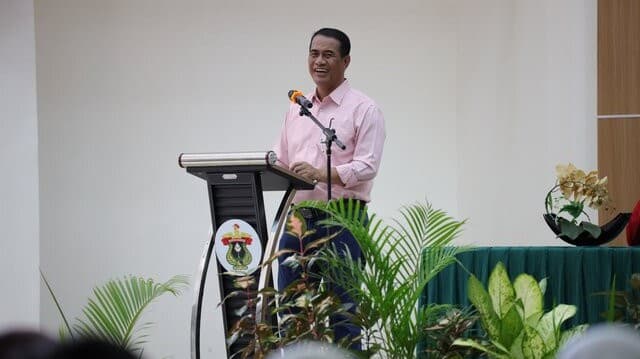 Gaji Dosen Mentan Amran Diserahkan ke Mahasiswa Yatim Piatu