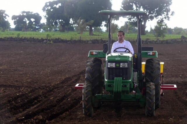 Presiden Minta Petani Gunakan Mekanisasi Pertanian