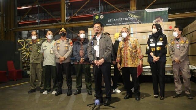 Sampai Dini Hari, Mentan SYL Pantau Kedatangan Vaksin PMK di Bandara Soekarno-Hatta