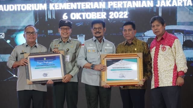 Menteri Pertanian Mendapatkan Penghargaan Dari KTNA Dan Perhimpunan Penyuluh Pertanian Indonesia
