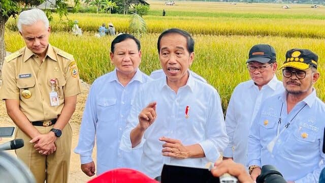 Saat Presiden Jokowi Panen Bersama Menteri Pertanian di Kebumen