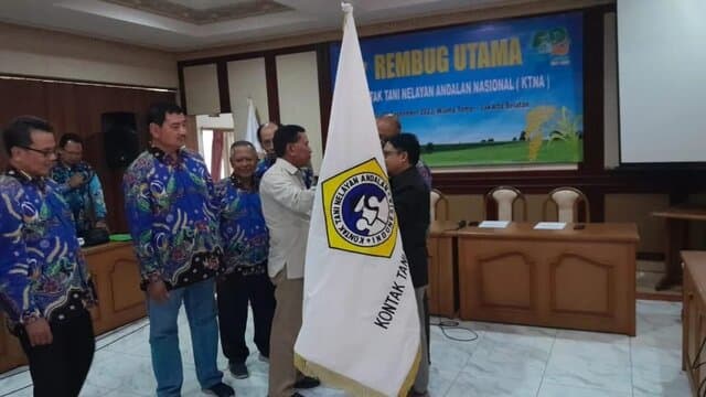 Provinsi Gorontalo Menerima Pataka PENAS XVII Saat Rembug Utama KTNA Nasional