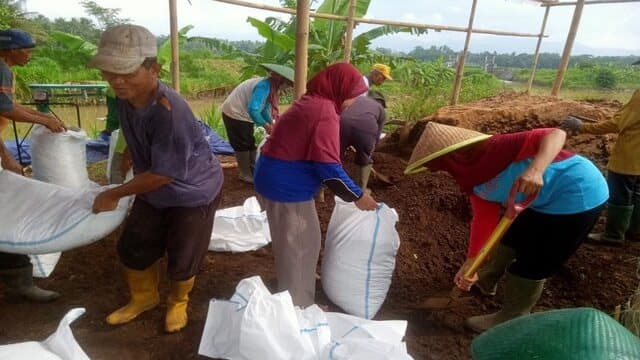Kelembagaan Ekonomi Petani (KEP) Sumber Barokah Desa Kedungweru, Manfaatkan Kotoran Hewan (Kohe) Menjadi  Pupuk Organik