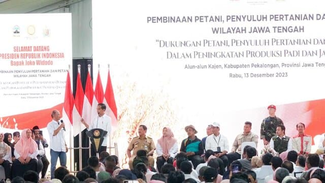 Didampingi Mentan Amran, Presiden Jokowi Sapa Puluhan Ribu Petani, Penyuluh & Babinsa Se – Jawa Tengah