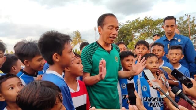 Presiden Main Bola di Gorontalo, Mentan Amran Cetak Dua Gol, Jokowi: Amran Pemain Bola Makassar