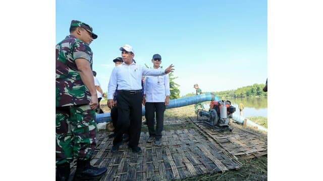 Mentan Amran Targetkan Petani Lamongan Tanam Padi Tiga Kali Setahun dengan Pompanisasi