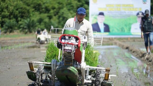 Wamentan Sudaryono Tanam Pakai Alat Modern Ini, Produksi Padi di Kayong Naik Tinggi