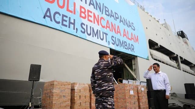 Mentan Amran Kirimkan Bantuan Bencana Sumatra Tahap II Via KRI Surabaya