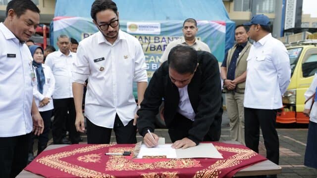 Mentan Amran Gerak Cepat Salurkan 24 Truk Bantuan Untuk Korban Longsor Cisarua, Siapkan Solusi Permanen Cegah Bencana