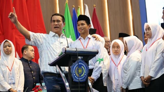 Terharu dengar Kisah Maba Unismuh yang Ditinggal Ayah Sejak Kecil, Mentan Amran Langsung Beri Bantuan